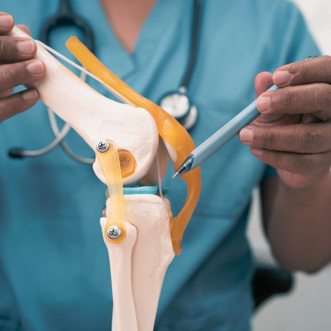 A térdprotézis beültetés menete.